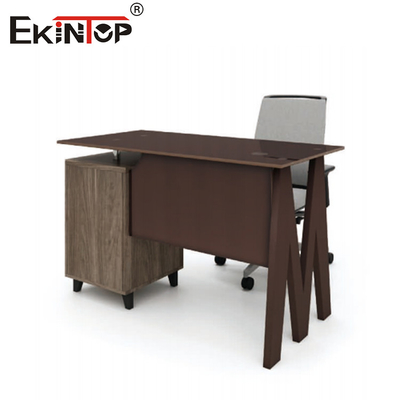 Mobiliário de escritório em forma de mesa de madeira de tamanho médio