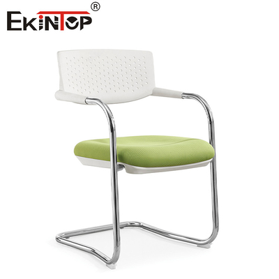 Cadeira de sala de treinamento profissional com pad pad de escrita conveniente estilo moderno empilhada verticalmente