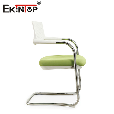Cadeira de sala de treinamento profissional com pad pad de escrita conveniente estilo moderno empilhada verticalmente