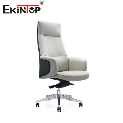 Cadeira de couro branco elegante e ergonômica em estilo minimalista contemporâneo