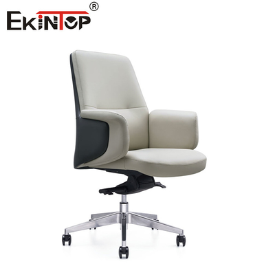 Cadeira de couro branco elegante e ergonômica em estilo minimalista contemporâneo