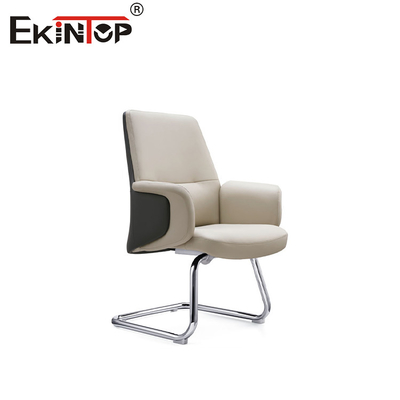 Cadeira de couro branco elegante e ergonômica em estilo minimalista contemporâneo