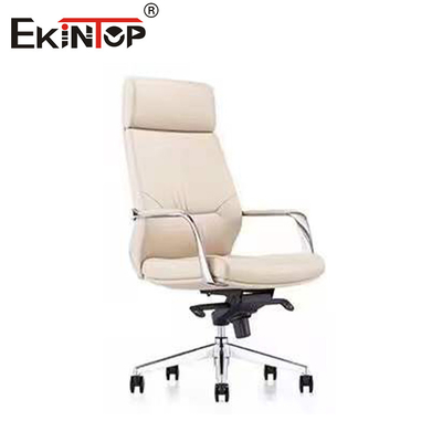 Cadeira de escritório de couro branco acessível e elegante em um design moderno