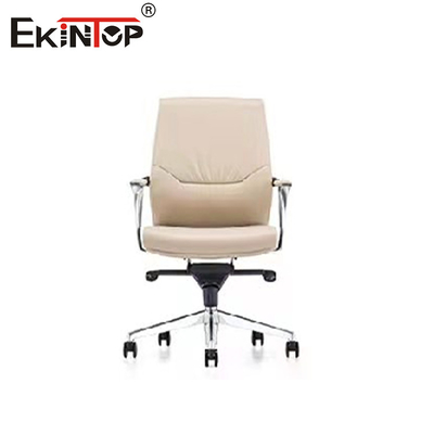 Cadeira de escritório de couro branco acessível e elegante em um design moderno