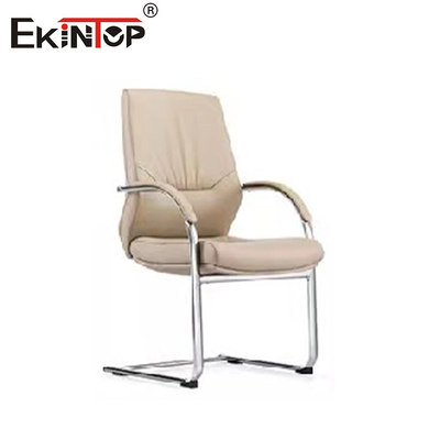 Cadeira de escritório de couro branco acessível e elegante em um design moderno