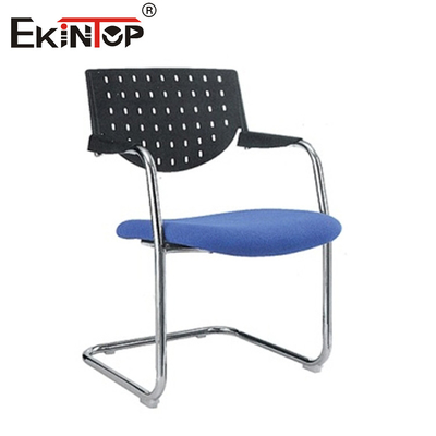 Cadeira de treino empilhável personalizável com estrutura de metal almofada esponja encosto de plástico