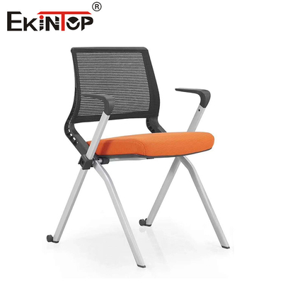 Cadeira de treino de plástico leve com estrutura de metal empilhável