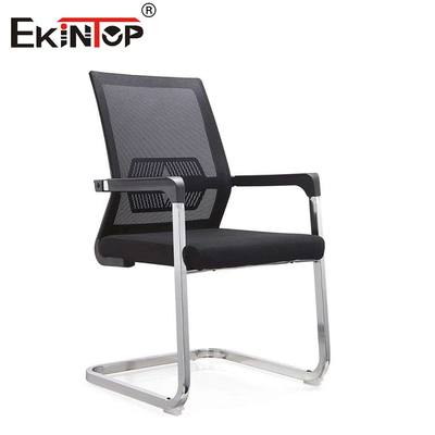 Cadeira de escritório de malha preta com encosto de braço e estrutura de metal com base de nylon de 320 mm