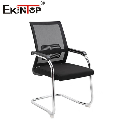 Cadeira de escritório de malha preta com encosto de braço e estrutura de metal com base de nylon de 320 mm