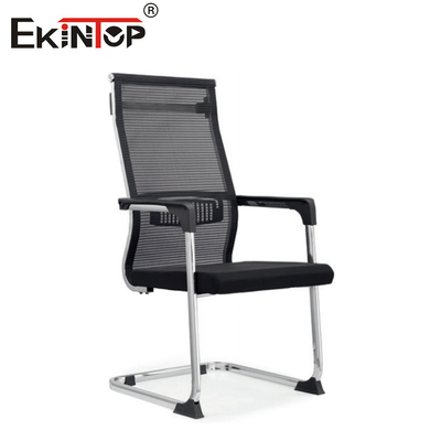 Cadeira de escritório de malha curva ergonômica com estrutura de metal e apoios de braço