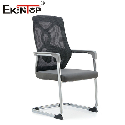 Cadeira de escritório moderna e ergonômica cinzenta com enxaguante e apoios de braço