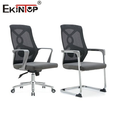 Cadeira de escritório moderna e ergonômica cinzenta com enxaguante e apoios de braço