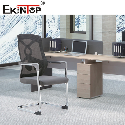 Cadeira de escritório moderna e ergonômica cinzenta com enxaguante e apoios de braço