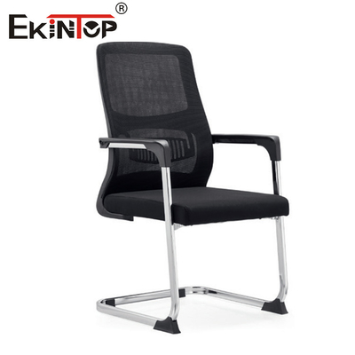 Cadeira de escritório ergonômica com tecido de malha e apoios de braço estilo moderno