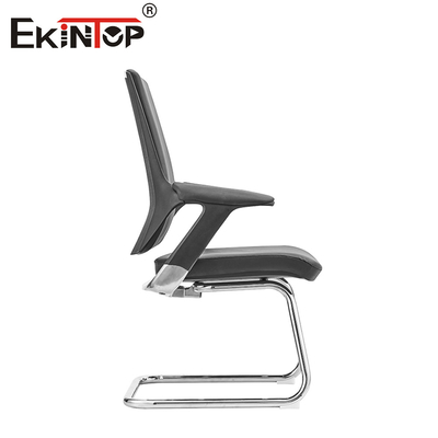 Cadeira de escritório de couro preto com braços de estilo moderno e personalizável