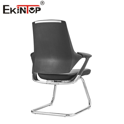 Cadeira de escritório de couro preto com braços de estilo moderno e personalizável