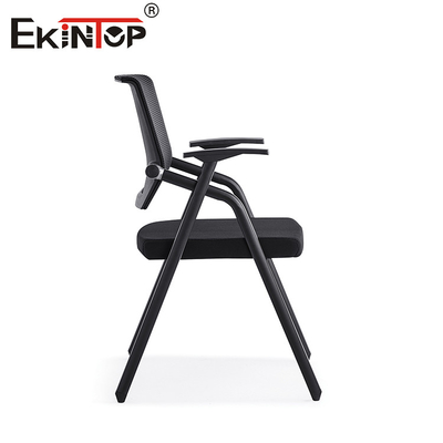 Cadeira de treino empilhável de estilo moderno com rodas e material de malha