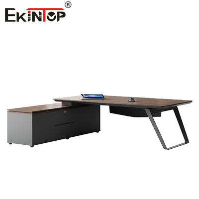 Escritório de design de estilo moderno com armário de armazenamento personalizável