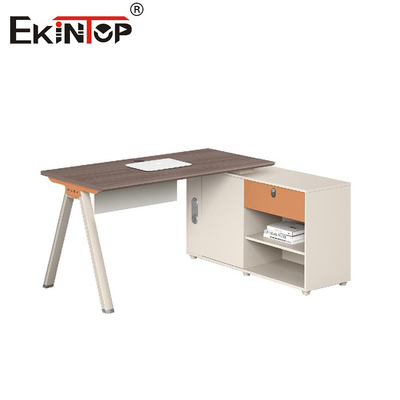 Estação de trabalho de escritório de estilo minimalista moderno com armário lateral