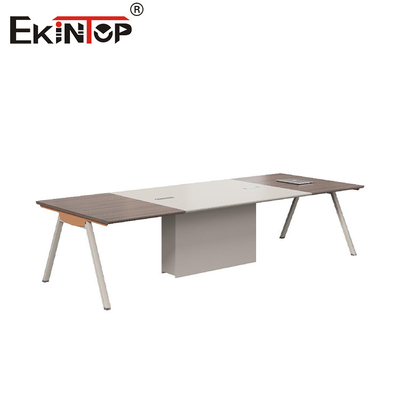 Mesa de conferência de estilo moderno com pernas de metal e material de madeira