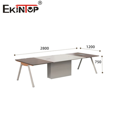 Mesa de conferência de estilo moderno com pernas de metal e material de madeira