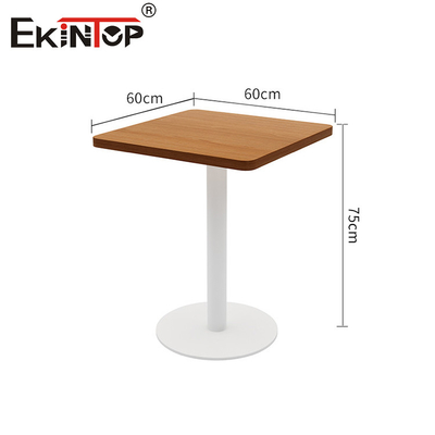 Tabela de café de madeira com estilo moderno e base metálica