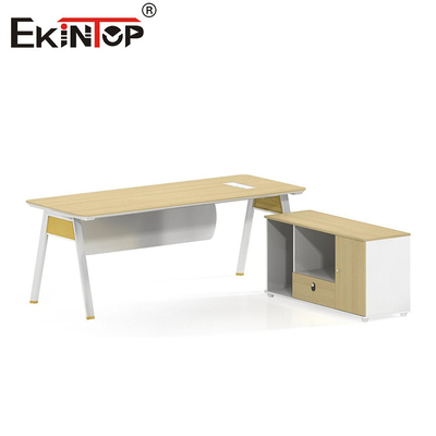 Mesa de escritório de funcionários de cor de nozes com design moderno personalizável