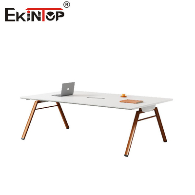 Mesa de conferência de estilo minimalista moderno com pernas de metal e mesa de madeira