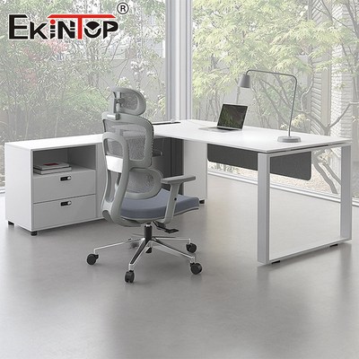 Mesa de escritório executivo em forma de L com materiais ecológicos