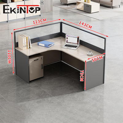 Mesa de escritório com gabinete de arquivos