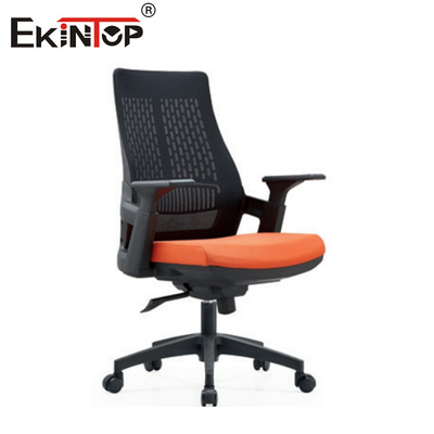 Cadeira de malha executiva com apoios de braço e rodas ergonômicos