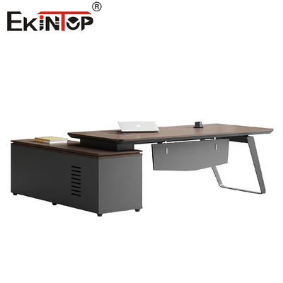 Escritório de design de estilo moderno com armário de armazenamento personalizável