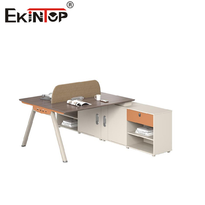 Estação de trabalho de escritório de estilo minimalista moderno com armário lateral