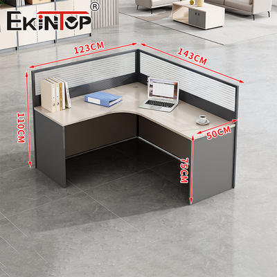 Mesa de escritório com gabinete de arquivos